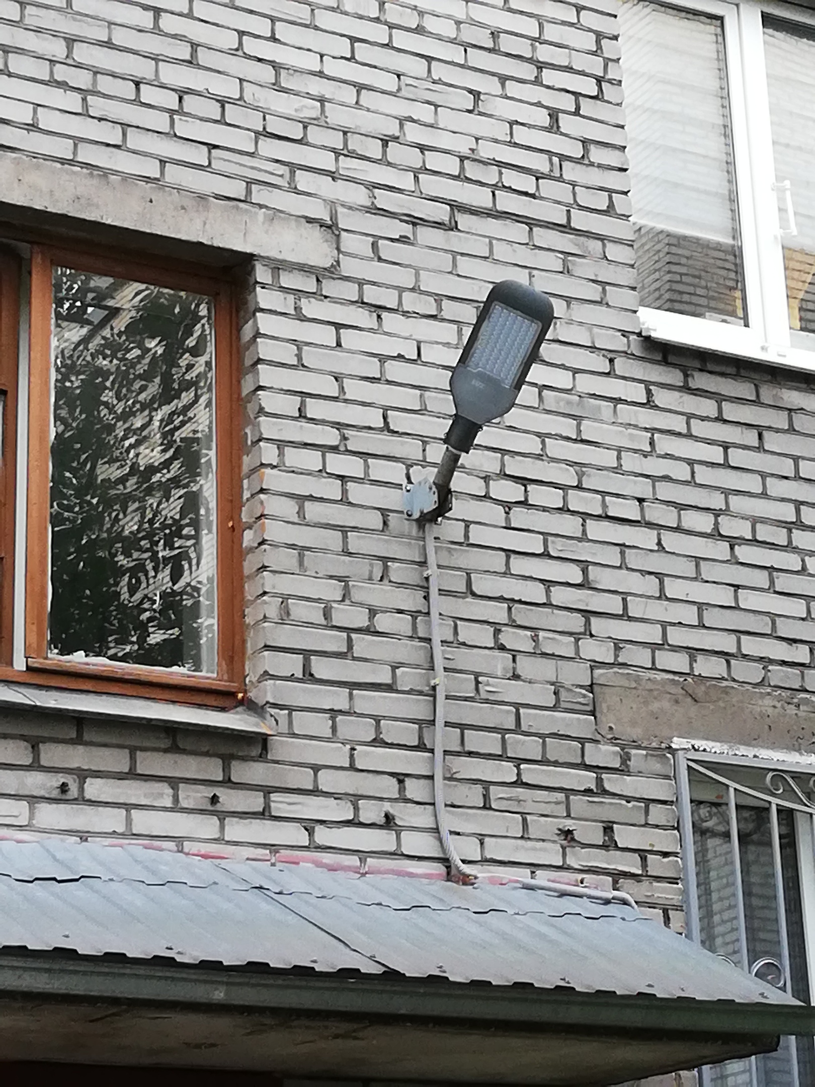 Освещение многоподъездного дома